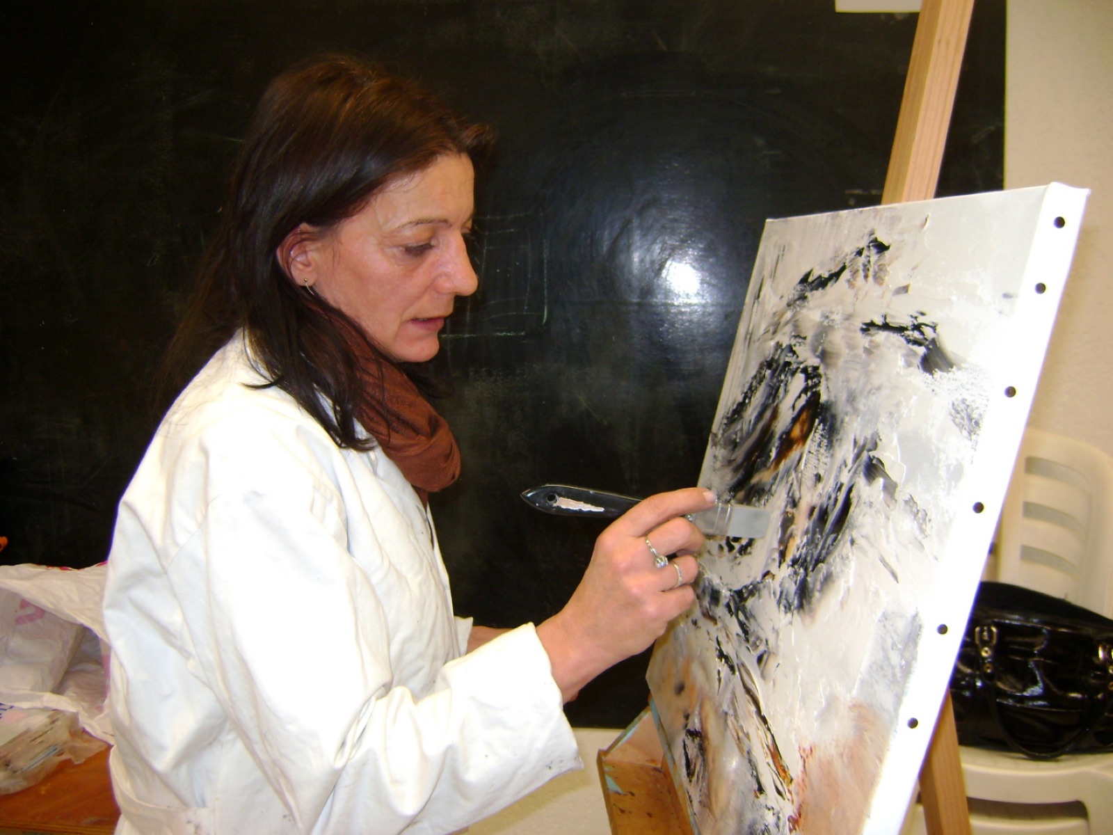 Régine Gardan Maupilé peignant au couteau dans son atelier